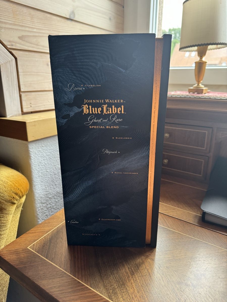 Johnnie Walker Bevande alcoliche: Whisky Johnnie Walker Blue Label Ghost a Rare – Nuovo e nell'imballaggio originale da Winkel venduto da Blicki26