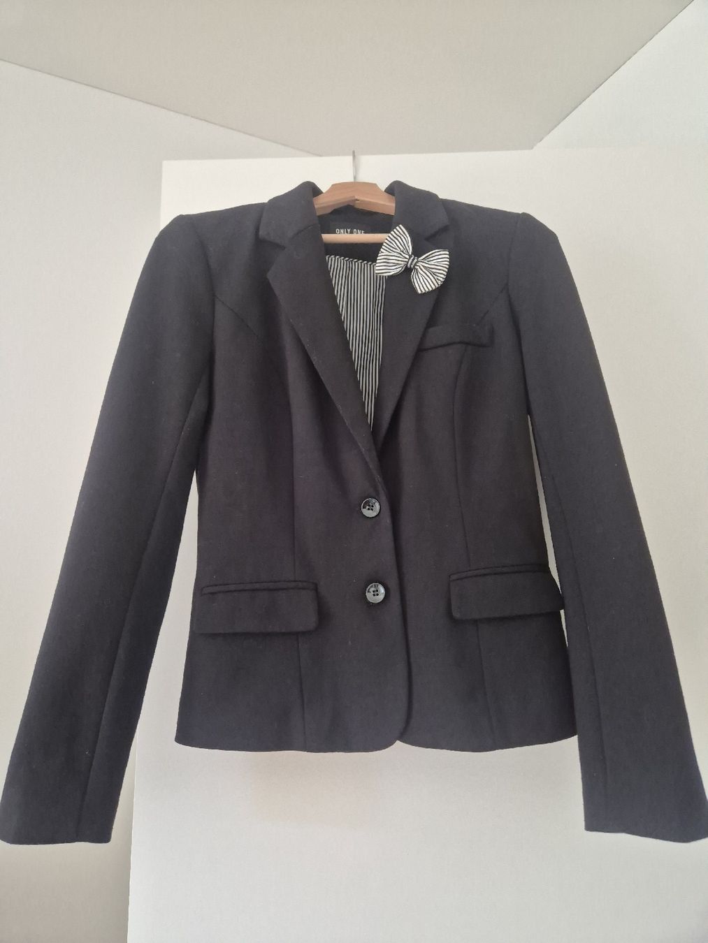 Only Giacche: Chic Black Blazer with Bow - size 36 – Usato da Basel venduto da and_zvv7