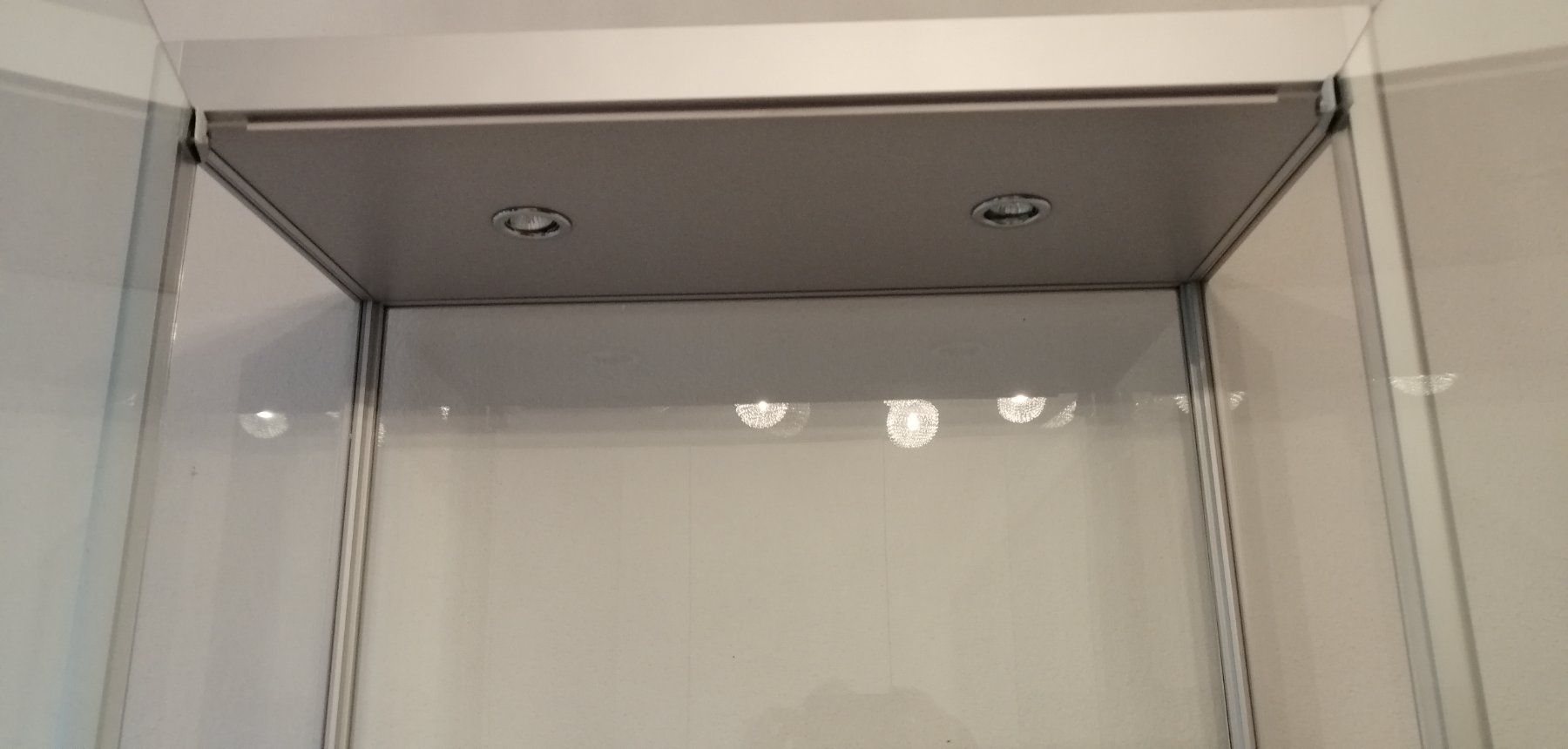 Vetrine: Glass Vitrine – Usato da Heiligenschwendi venduto da Loewe-777 2