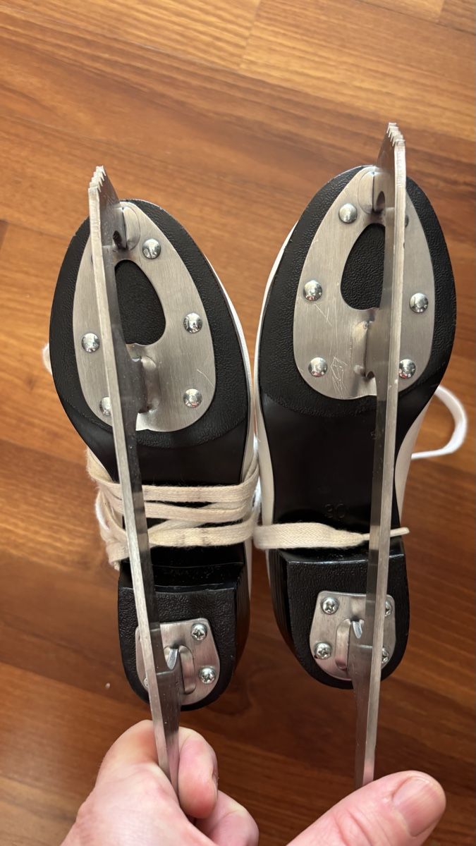 Pattini da ghiaccio: Leder-Schlittschuhe, Grösse 30, weiss – Usato da Fehraltorf venduto da towaro 3