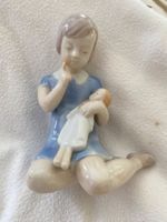Porzellan-Figur, Mädchen mit Puppe, evtl. Lladro
