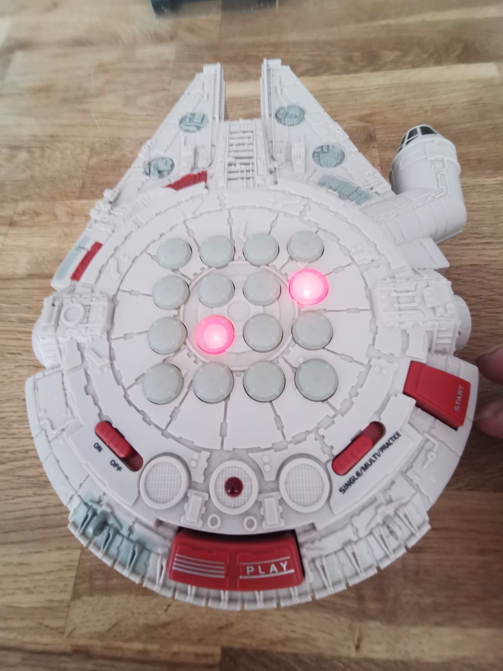 Star Wars Spielzeuge: Star Wars 1997er Millennium Falcon – Gebraucht aus St.Gallen von 55232 4