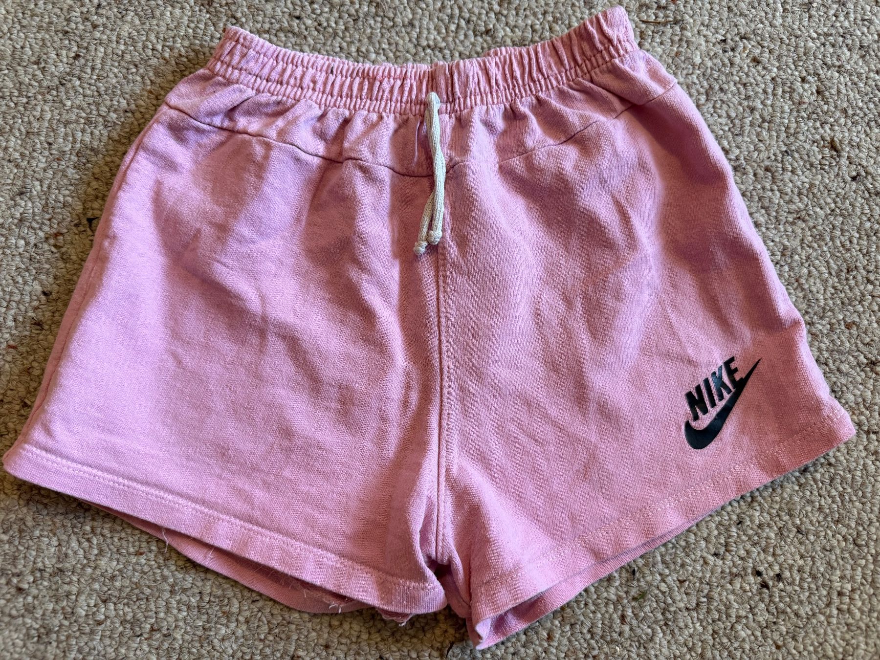 Nike Pantaloni: Kinder Shorts pink Grösse 122 Nike – Usato da Hundwil venduto da Sandysan1702