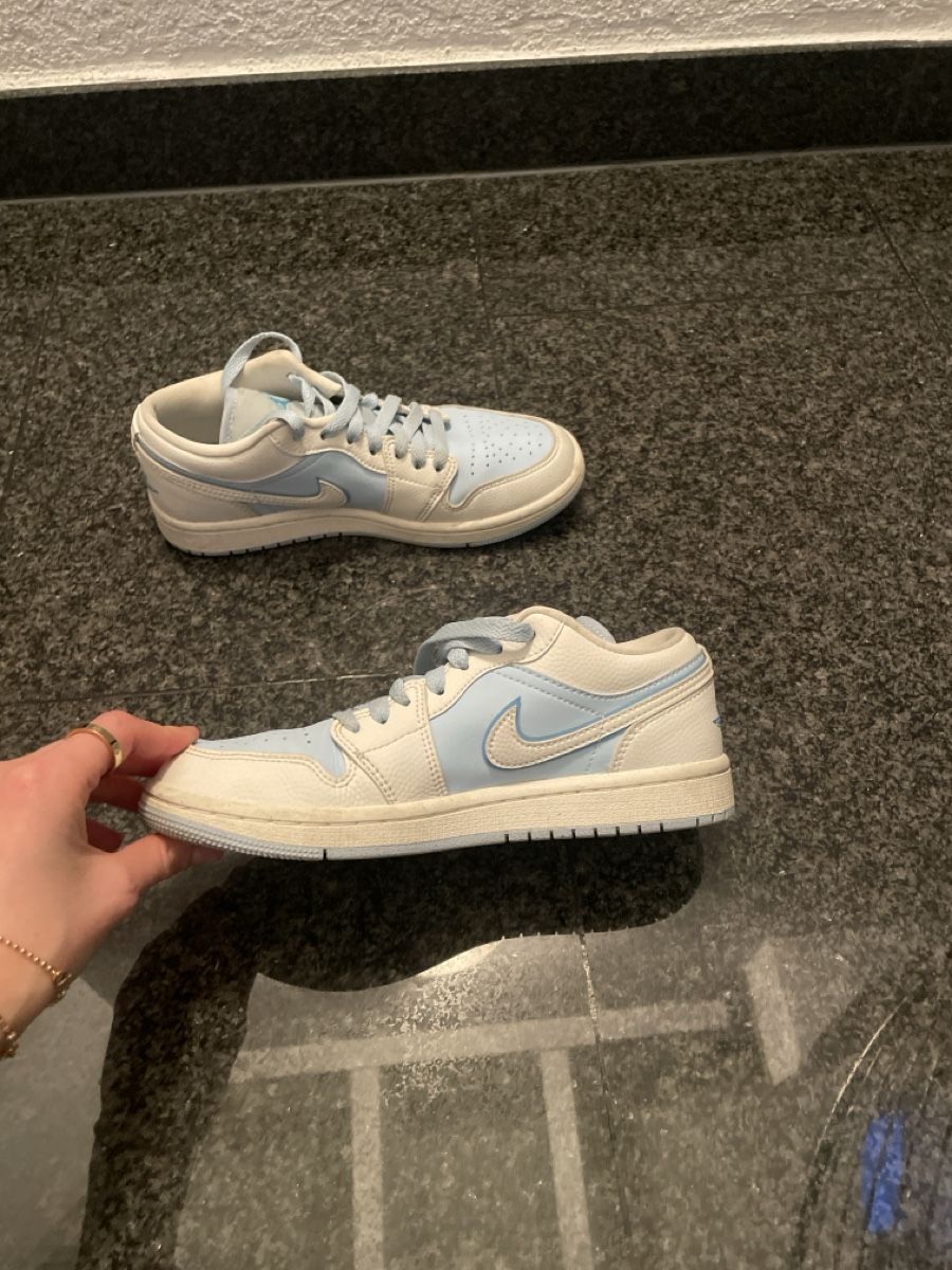 Nike Scarpe da donna: Nike Air Jordan 1 Low, hellblau/weiss – Usato da Steinach venduto da ariana.xe 3