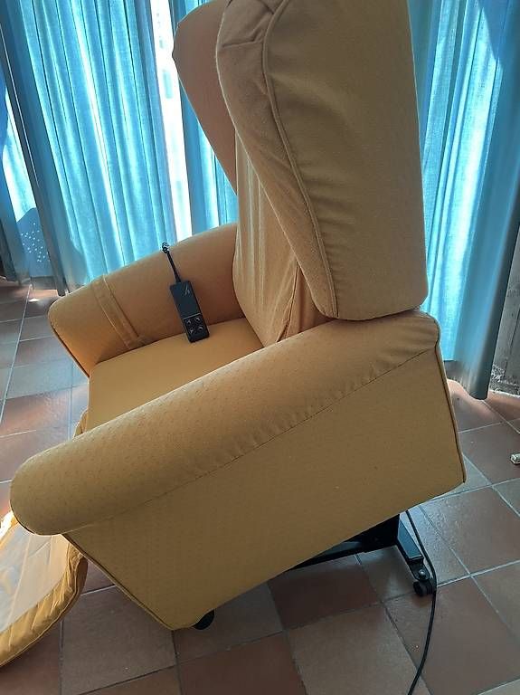 Poltrone: Poltrona elettrica tutte le posizioni – Usato da Origlio venduto da Elicius