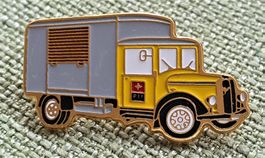 O684 Pin Die Post PTT Postauto LKW Lastwagen