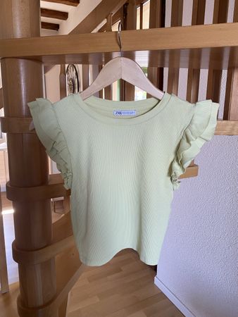 T-shirt Zara avec volants, taille M, couleur jaune