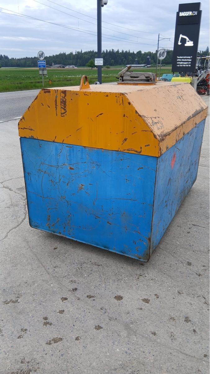 Accessori per altri veicoli: Dieseltank 2000 Liter – Usato da Niederbipp venduto da baggerch 1