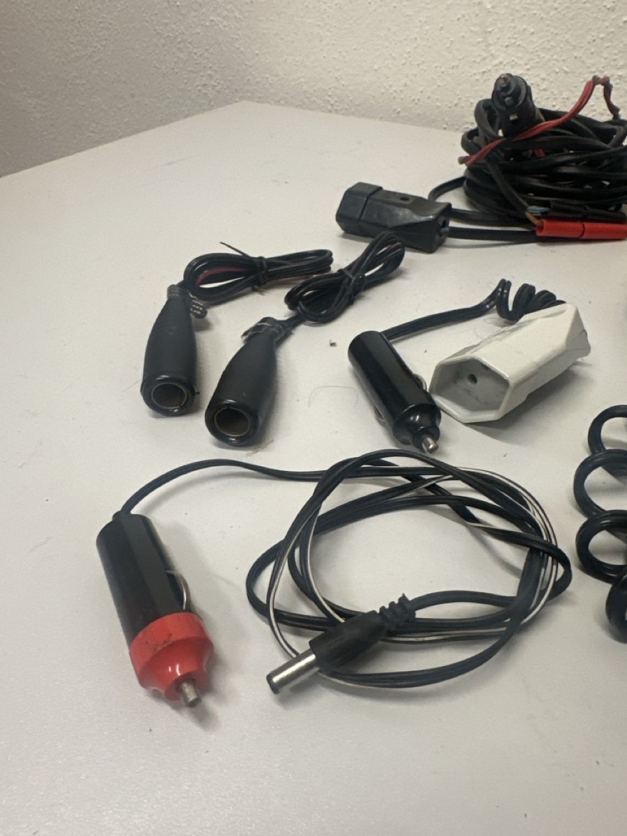 Elektronikbauteile: Assorted Car Power Adapters and Cables Set – Gebraucht aus Elsau von MANWITHVAN 1