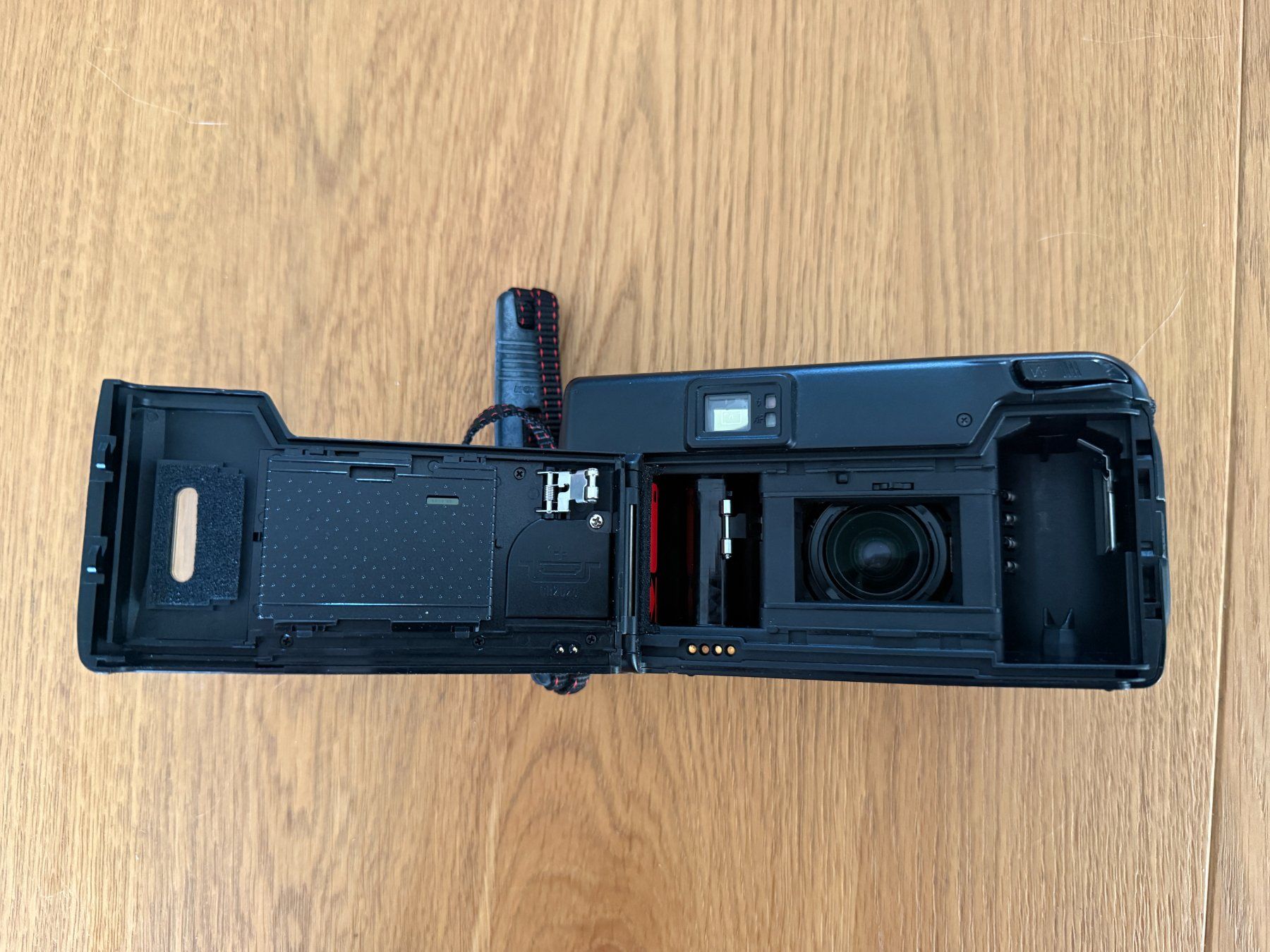 Nikon Kamera: Nikon TW ZOOM Quartz Date – Gebraucht aus Founex von MaevaMatahi 1
