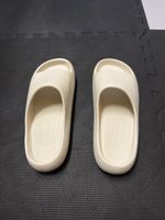Bershka Slides in Beige/Creme – Grösse 40/41