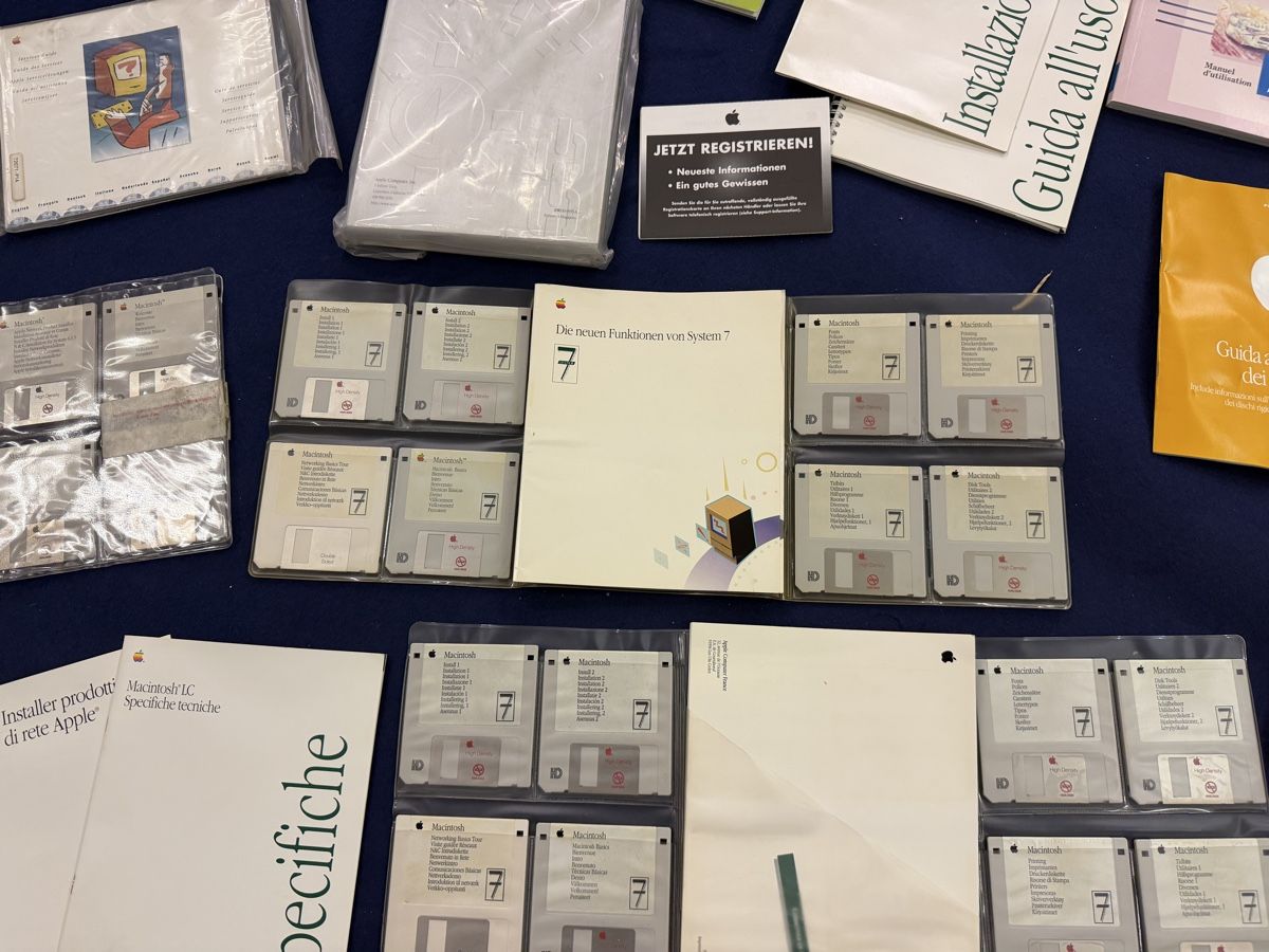 Libri: Apple Vintage Floppy and Manual - Stickers – Usato da Giubiasco venduto da IWGL002 4