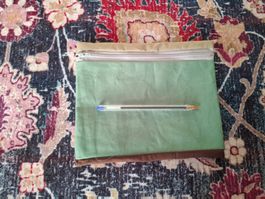 Praktische, handgemachte Federtasche/Etui aus Stoff, grün.