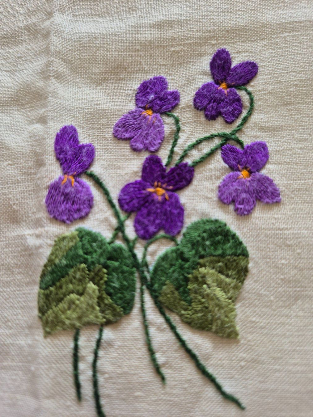 Altra biancheria da tavola: Handgestickte Tischdecke mit Veilchenmuster, Vintage Stil – Usato da Bern venduto da aronari 3