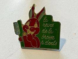 1 Pin La Reine de la Brasse a Dents