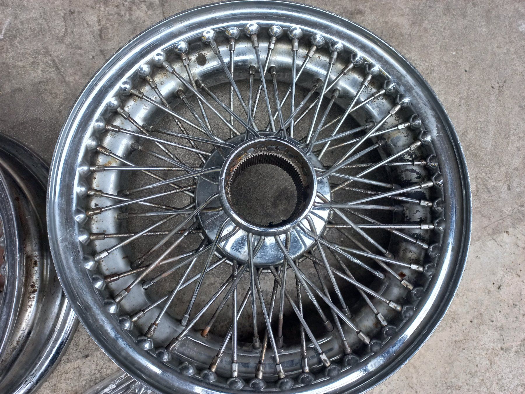 Jaguar Cerchioni: 2 Oldtimer 5x15 " Speichenfelgen Verchromt vermutl. Jaguar ? – Usato da CH - DULLIKEN venduto da swissclassicparts 2