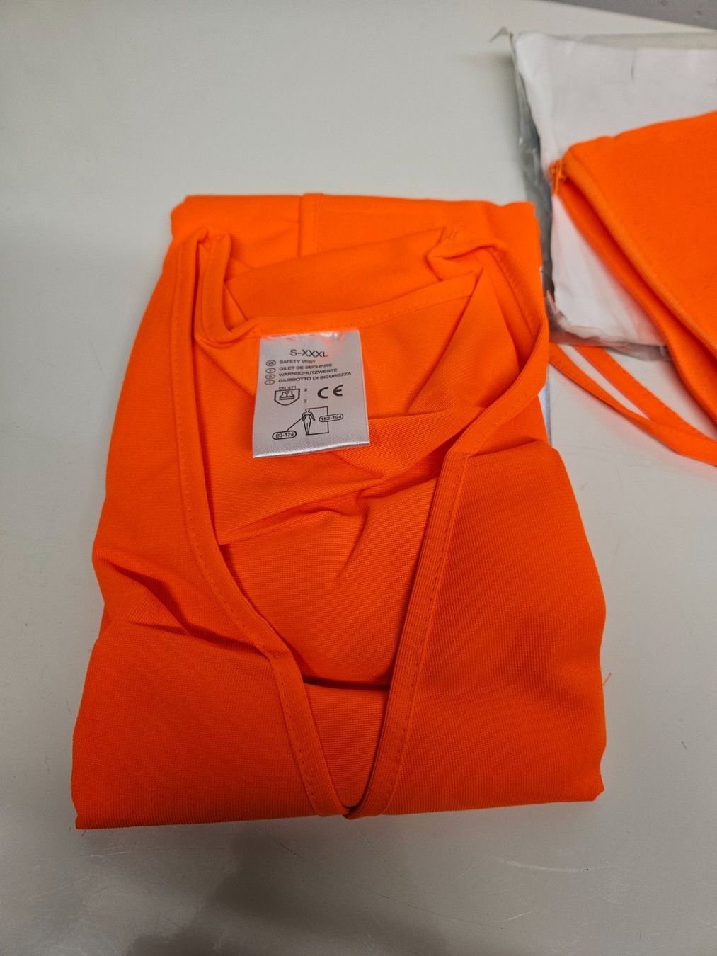 Gilet & Giacche: Warnwesten 2 Stk. Neu und unbenutzt. – Nuovo (secondo la descrizione) da Chur venduto da Einszweidreiviermein 3