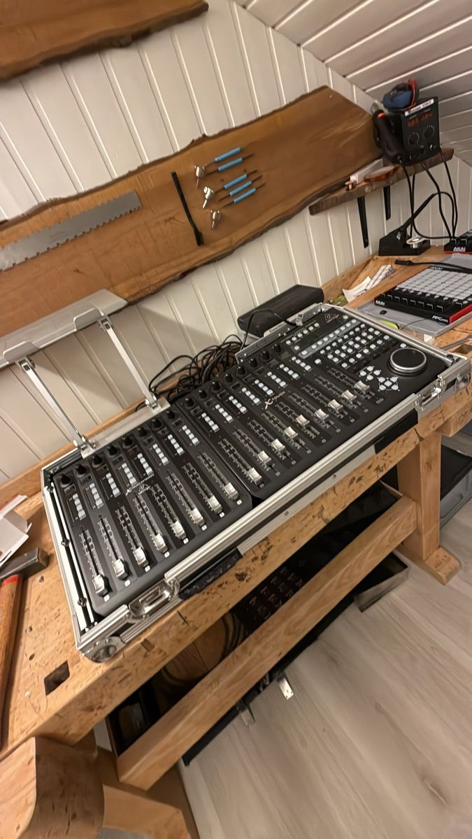 Console di mixaggio: Contrôleur midi Behringer X-touch + Extender avec flight – Usato da Corcelles-près-Payerne venduto da jac_fs5p