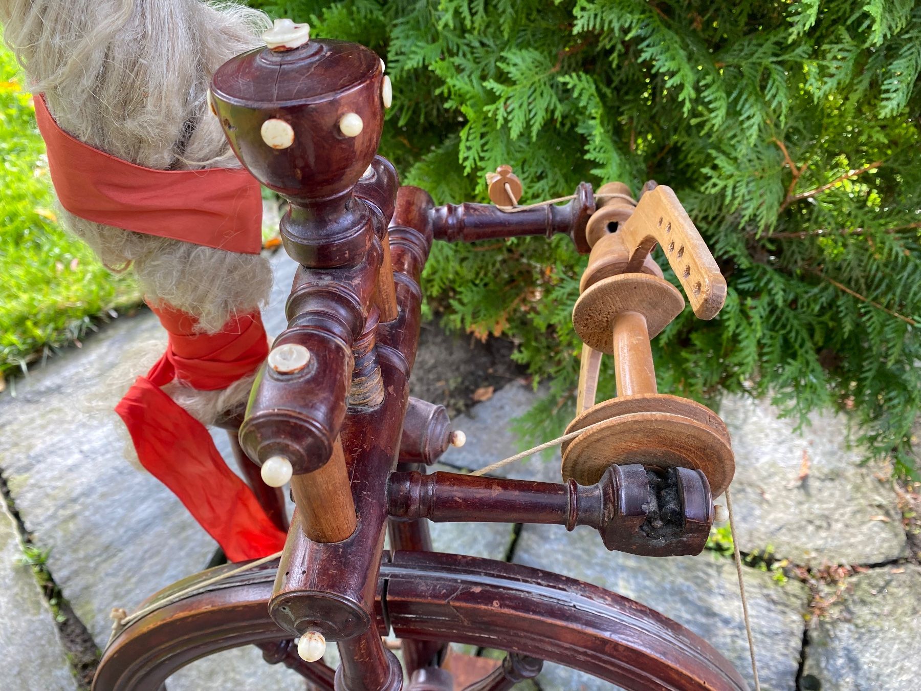 Ruote per filare: schönes antikes Spinnrad mit Flachsstab – Usato da Feldbach venduto da Olive1 2