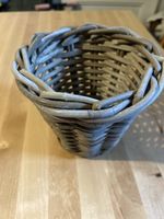 Panier en osier gris, idéal pour décorer la maison.