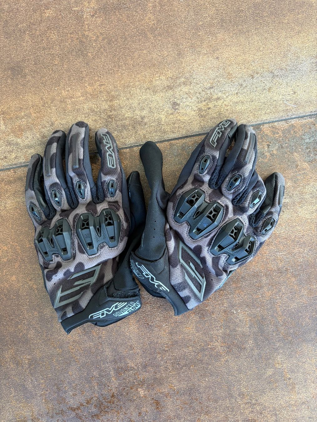 Handschuhe & Handstulpen: FIVE Handschuhe Damen S/8 gebraucht – Gebraucht aus Oberbüren von mjt_xw5w