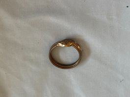 Ring Schlange in Goldoptik gewickelt