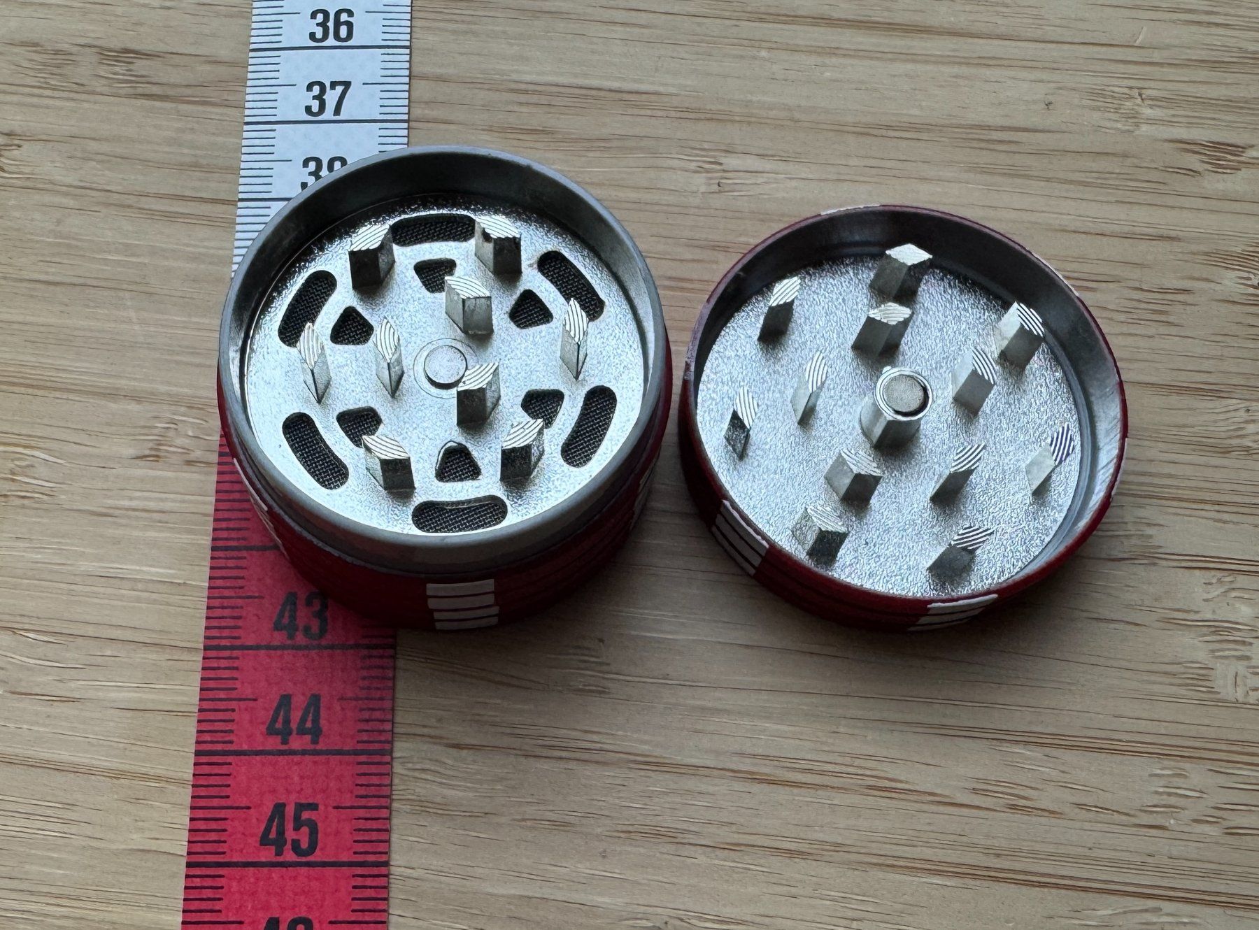 Tabacchi: roter Pokerchips Grinder, red, Mühle – Nuovo e nell'imballaggio originale da Winterthur venduto da YaV 2