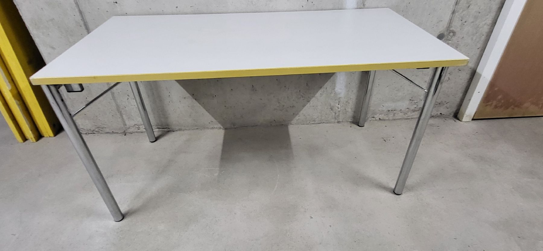 Tavoli: Arbeitstisch massiv mit Klappbeinen – Usato da Zürich venduto da timbuktu03