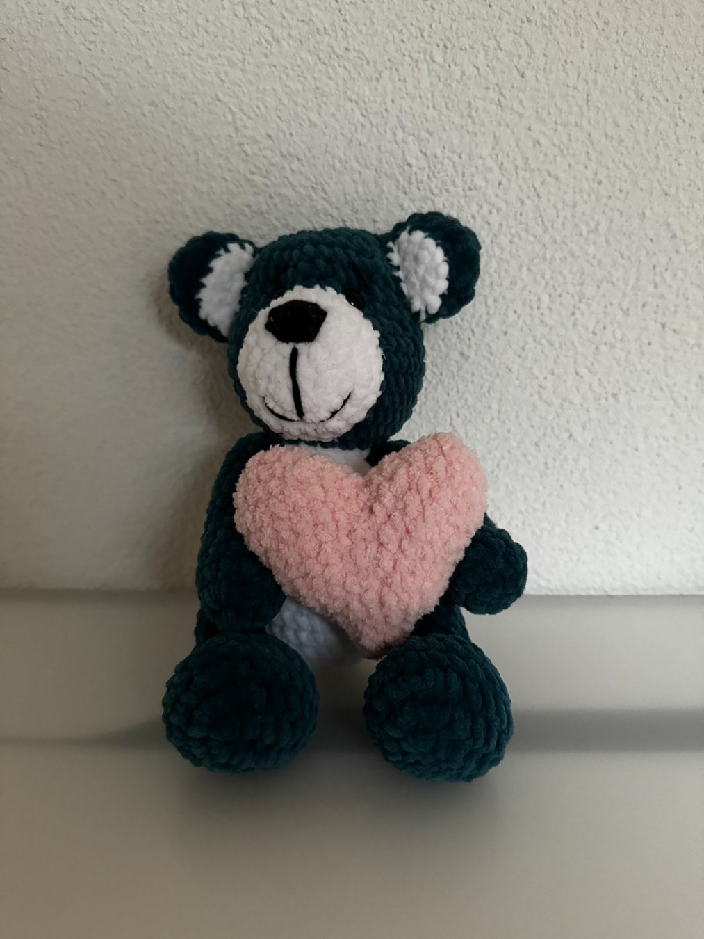 Giocattoli: Teddybär mit Herz - Selbstgestrickt  – Nuovo e nell'imballaggio originale da Basel venduto da Nermin00