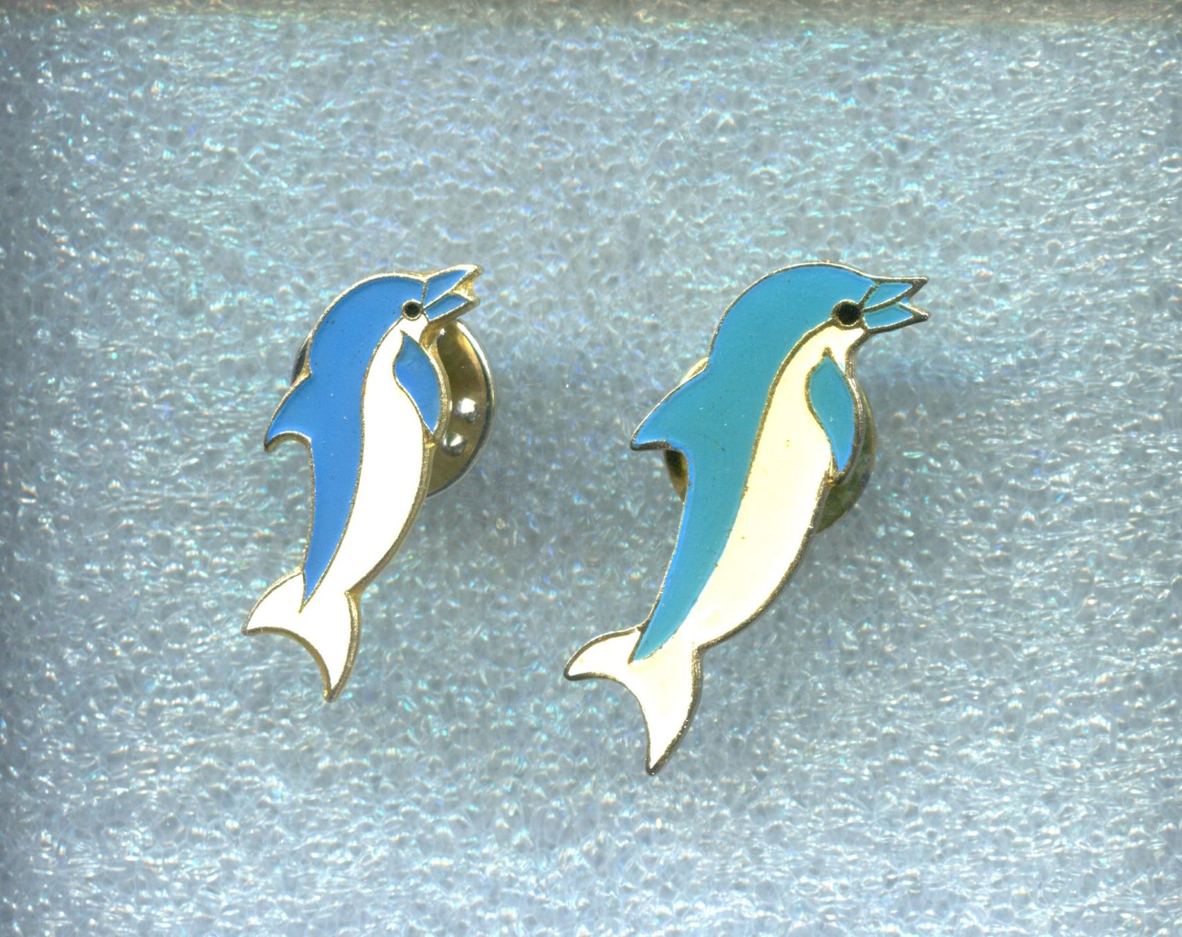 Camel Plaketten & Abzeichen: 2 Pins  DELFIN – Gebraucht aus Winterthur von Sammleroase