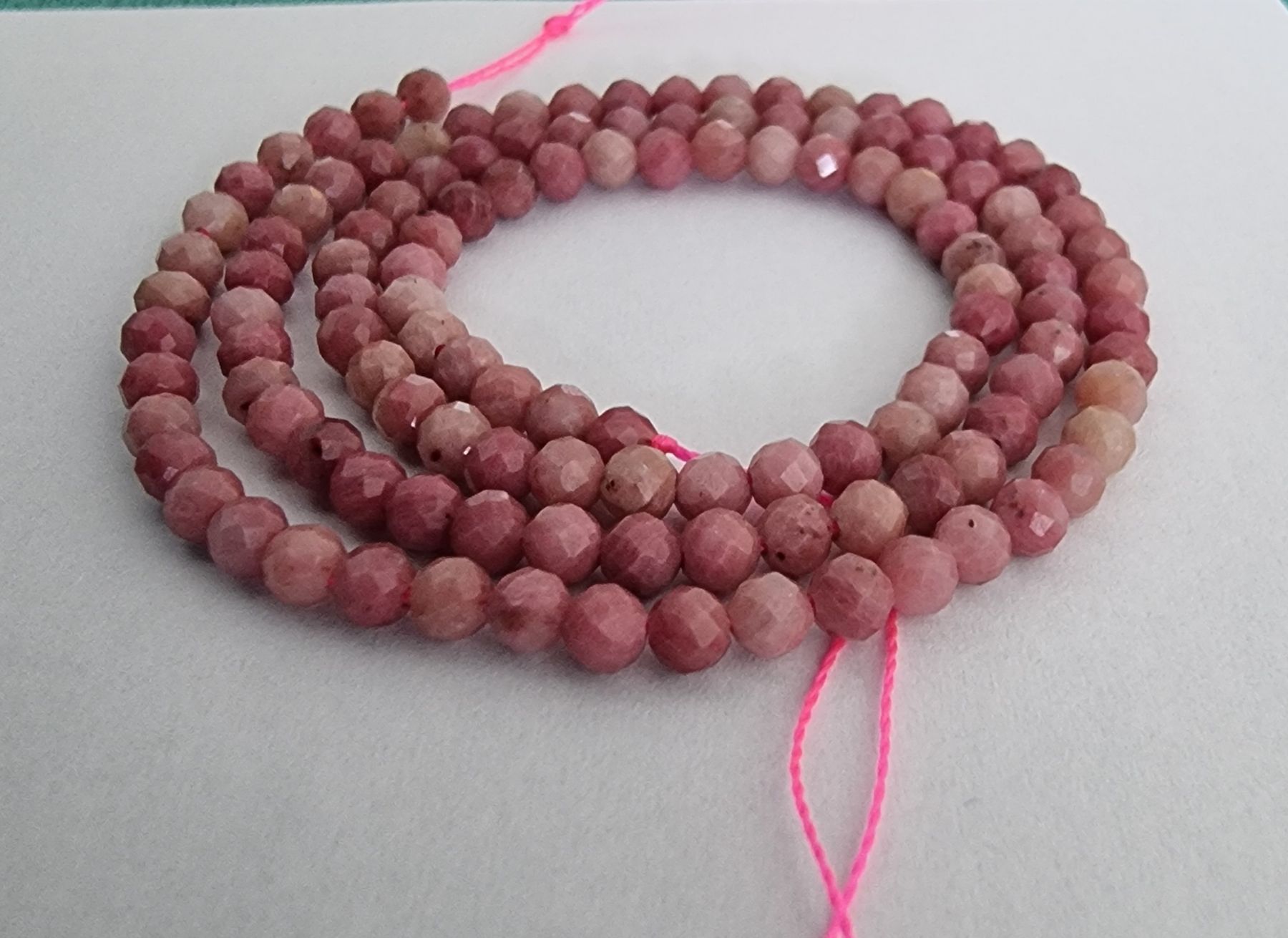 Minerali & Pietre curative: Rhodonit facettiert 3mm. Strang – Nuovo e nell'imballaggio originale da Menziken venduto da Mirager 2