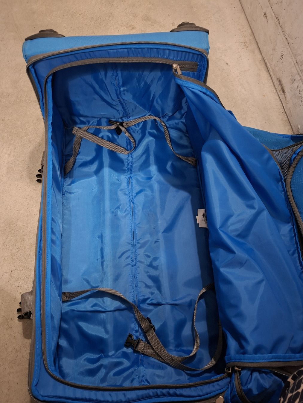 Reisekoffer: American Tourister Rollkoffer blau – Gebraucht aus Zürich von Swisswell49 1