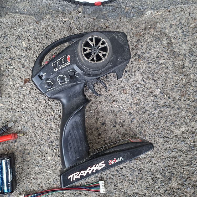 TRAXXAS E-MAXX RC- Truck für Bastler/Ersatzteile (Defekt) in Kirchdorf ...