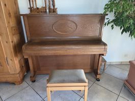 Klavier mit Schemel