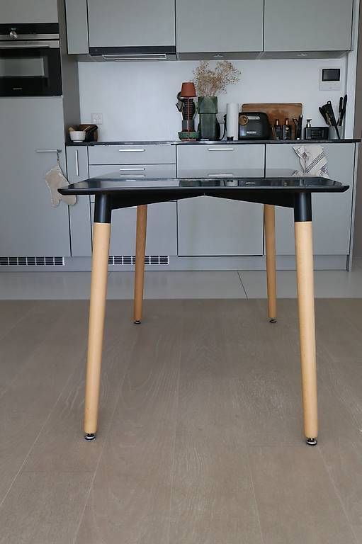Tavoli: Black rectangular dinning Table / Table salle à manger noire – Usato da Tannay venduto da hab_7k5m 1
