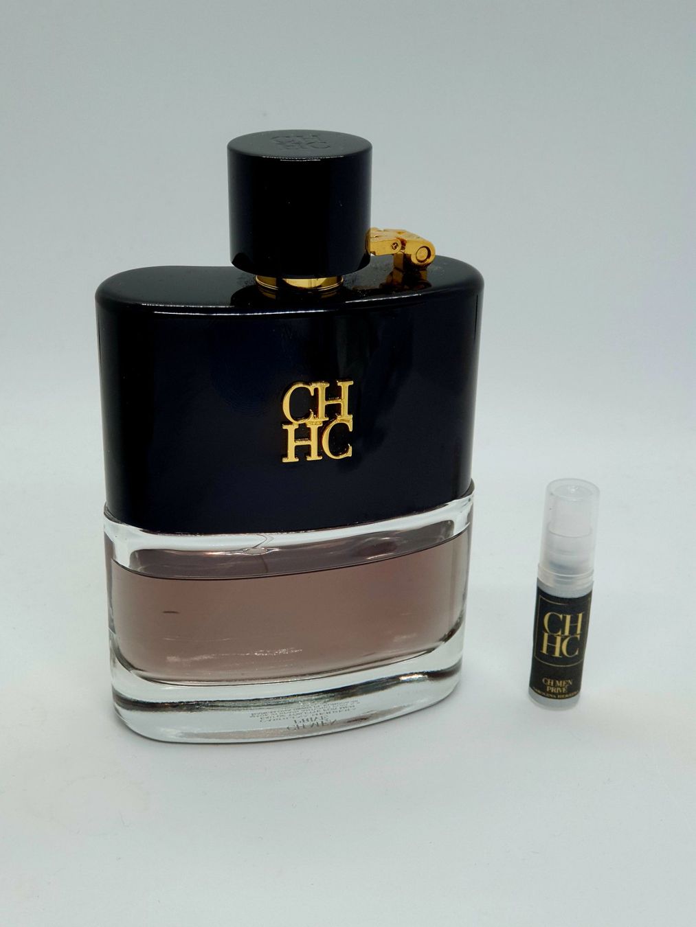 Carolina Herrera Profumi & Eau de Toilette: 2 ml CAROLINA HERRERA MEN PRIVE ABFÜLLUNG – Nuovo (secondo la descrizione) da St. Gallen venduto da CaliSunshine
