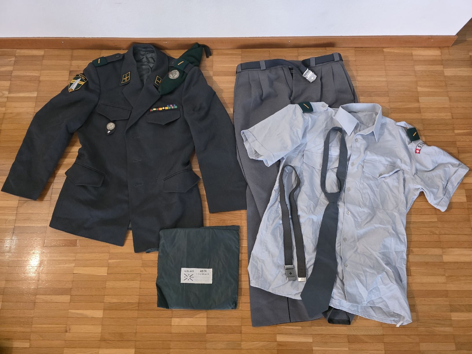 Armée suisse Uniformes: Schweizer Armee Ausgangsuniform – D'occasion à Winterthur par Eljabanebre