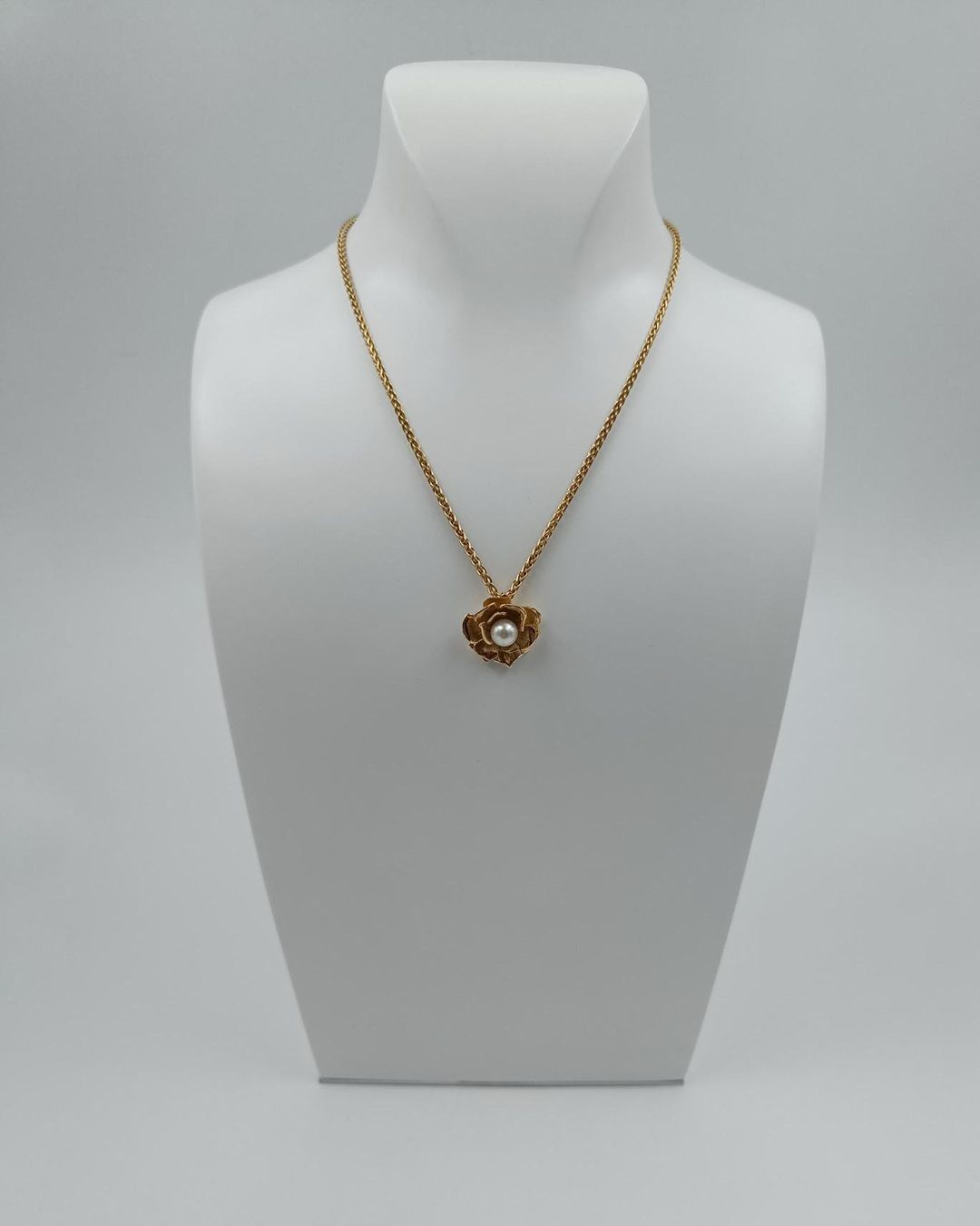 Ketten: BLUMIGES GELBGOLDCOLLIER MIT AKOYA PERLE – Gebraucht aus Luzern von EdiGem