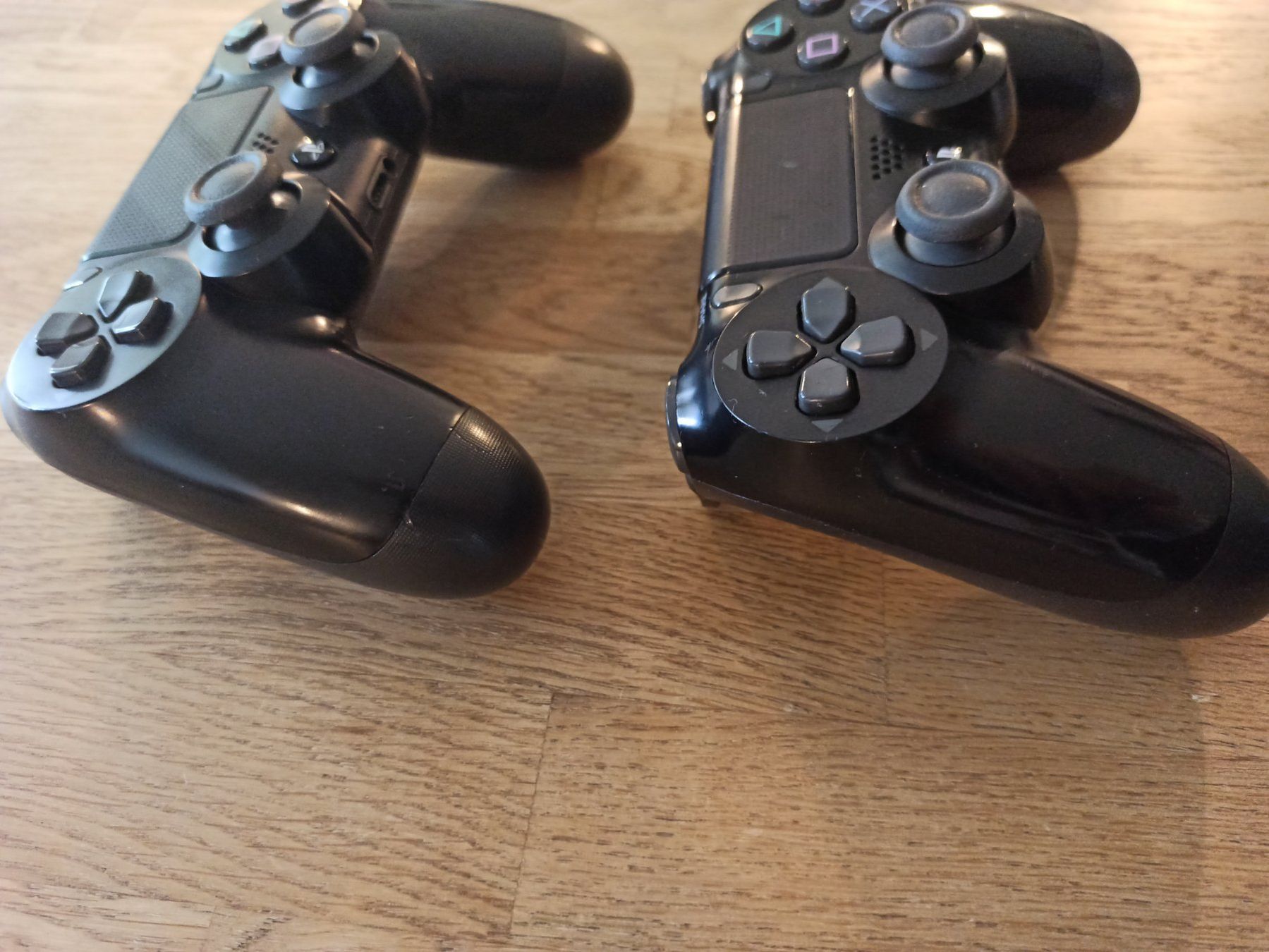 Controller: 2 x Original Controller Sony PS4 Wireless DualShock 4 V2 – Usato da Oberweningen venduto da mar_87mx 2