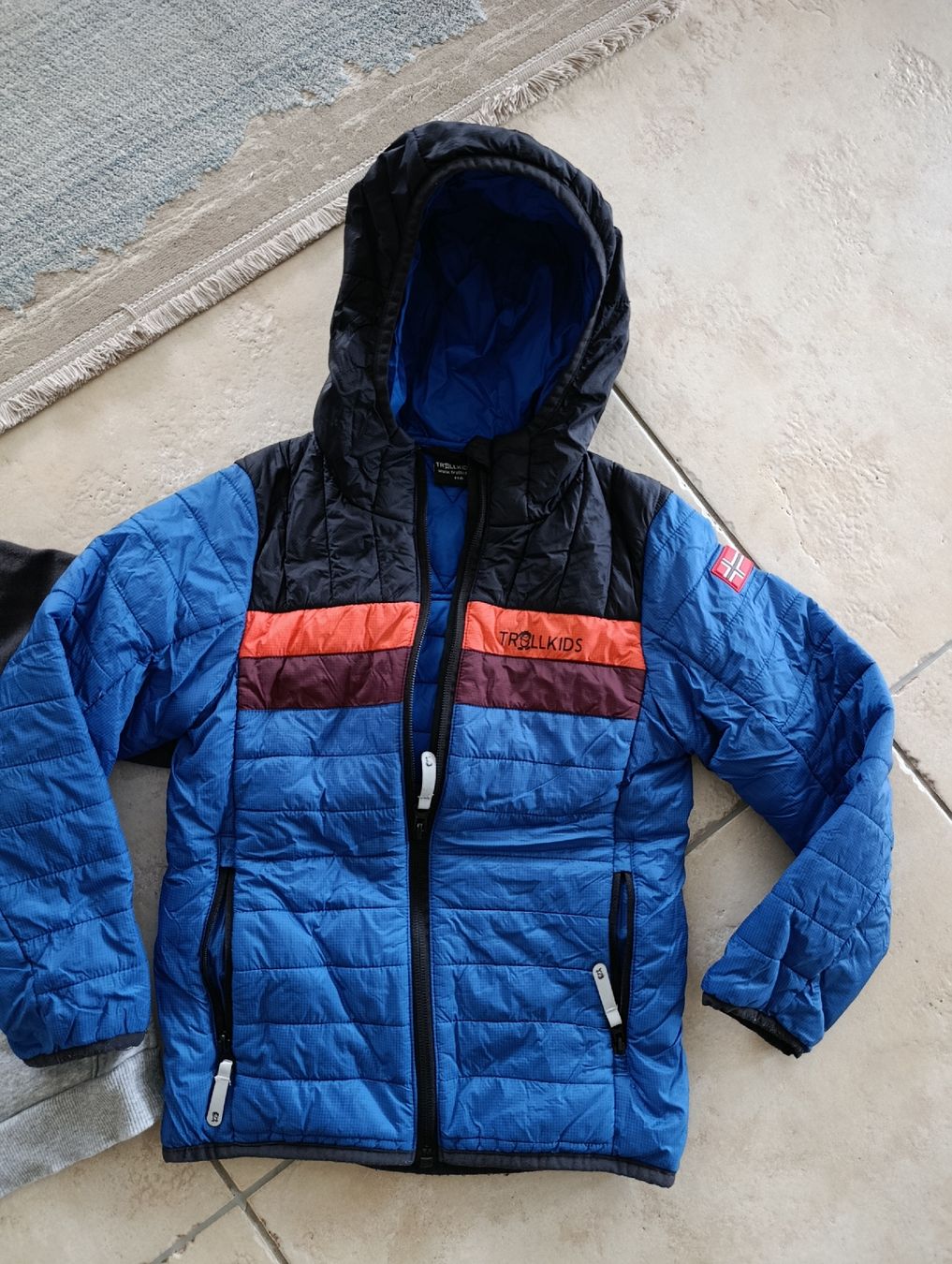Lotti di vestiti: LOT 2 PULLS + VESTE DOUDOUNE 6-7ANS – Usato da Sierre venduto da shirley04 3