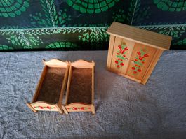 Niedliches Puppenhaus-Mobiliar aus Holz, 4-teilig, Dora Kuhn