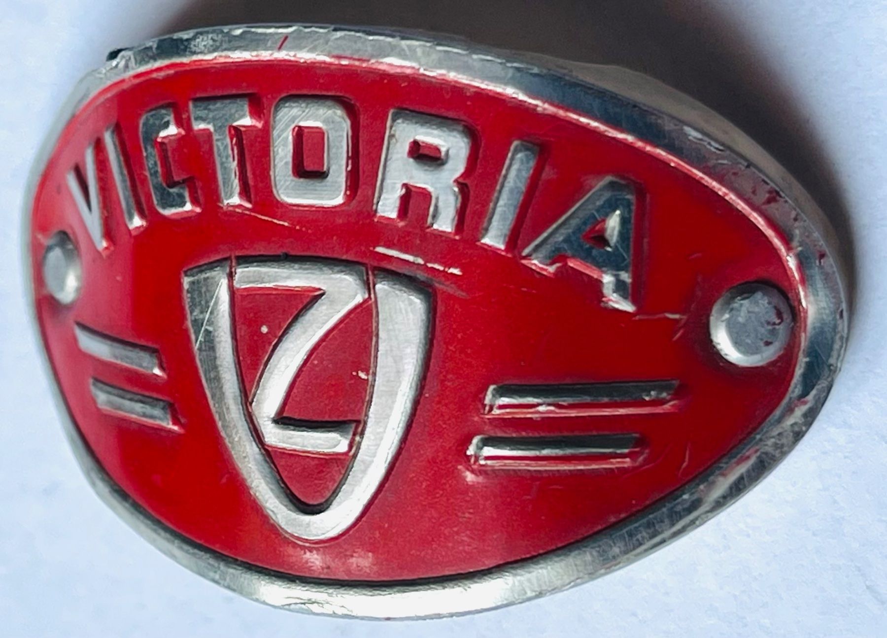 Insegne: Victoria Zündapp Emblem / Logo Oldtimer Moped Rot Silber – Usato da Basel venduto da TOMFAN 4