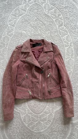 Rosa Wildlederjacke im Biker-Stil