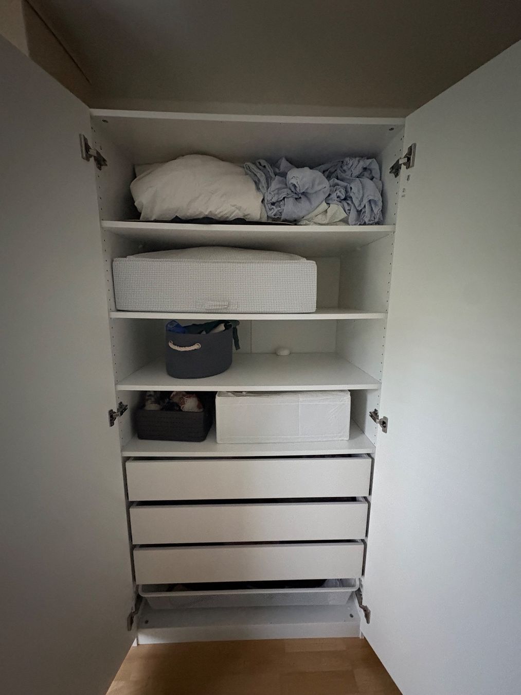 Ikea Armoires: Neuwertiger Ikea Schrank weiss + Spiegelfront – D'occasion à Zürich par gri_wy9n 1