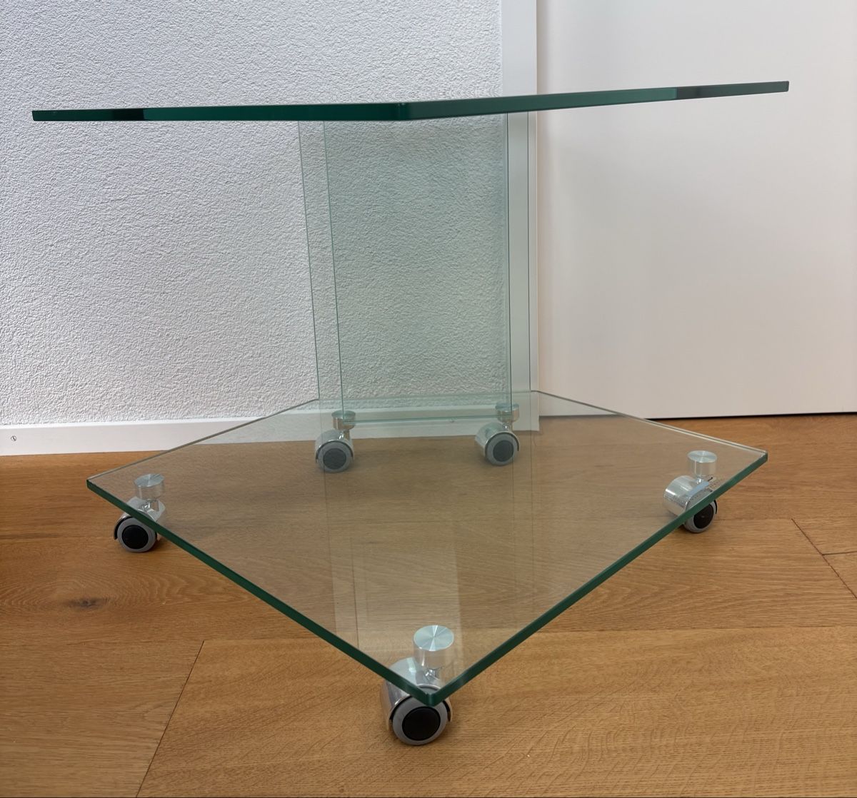 Mobili TV: Fernsehtisch aus Glas mit Rollen – Usato da Ossingen venduto da Orelius 3