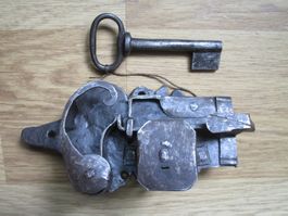 Antikes Truhenschloss mit Schlüssel geschmiedet
