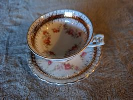 Zauberhaftes Sammeltassli mit Tellerli,floral goldrand weiss