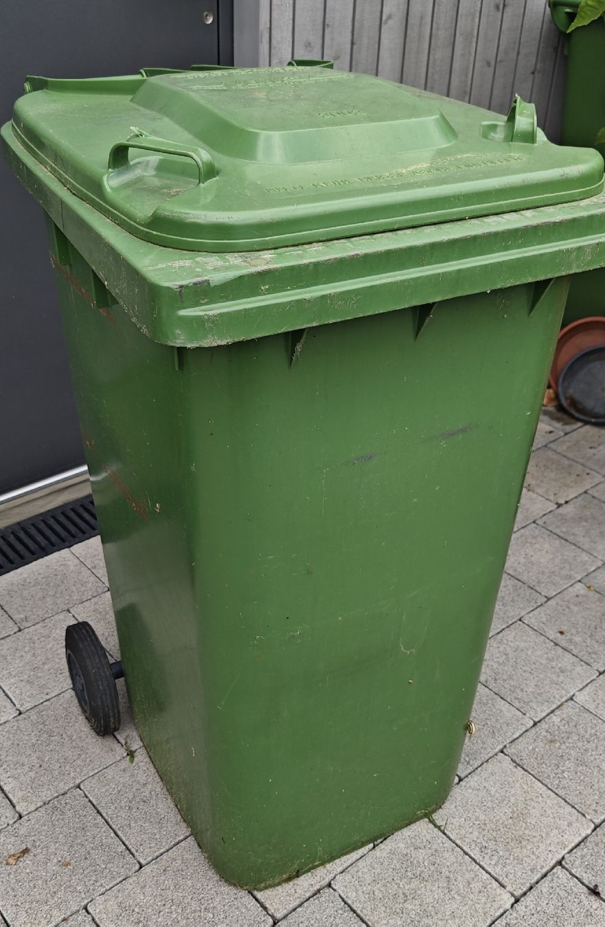 Sonstiges: Grüncontainer 240L – Gebraucht aus Uster von Beni1950