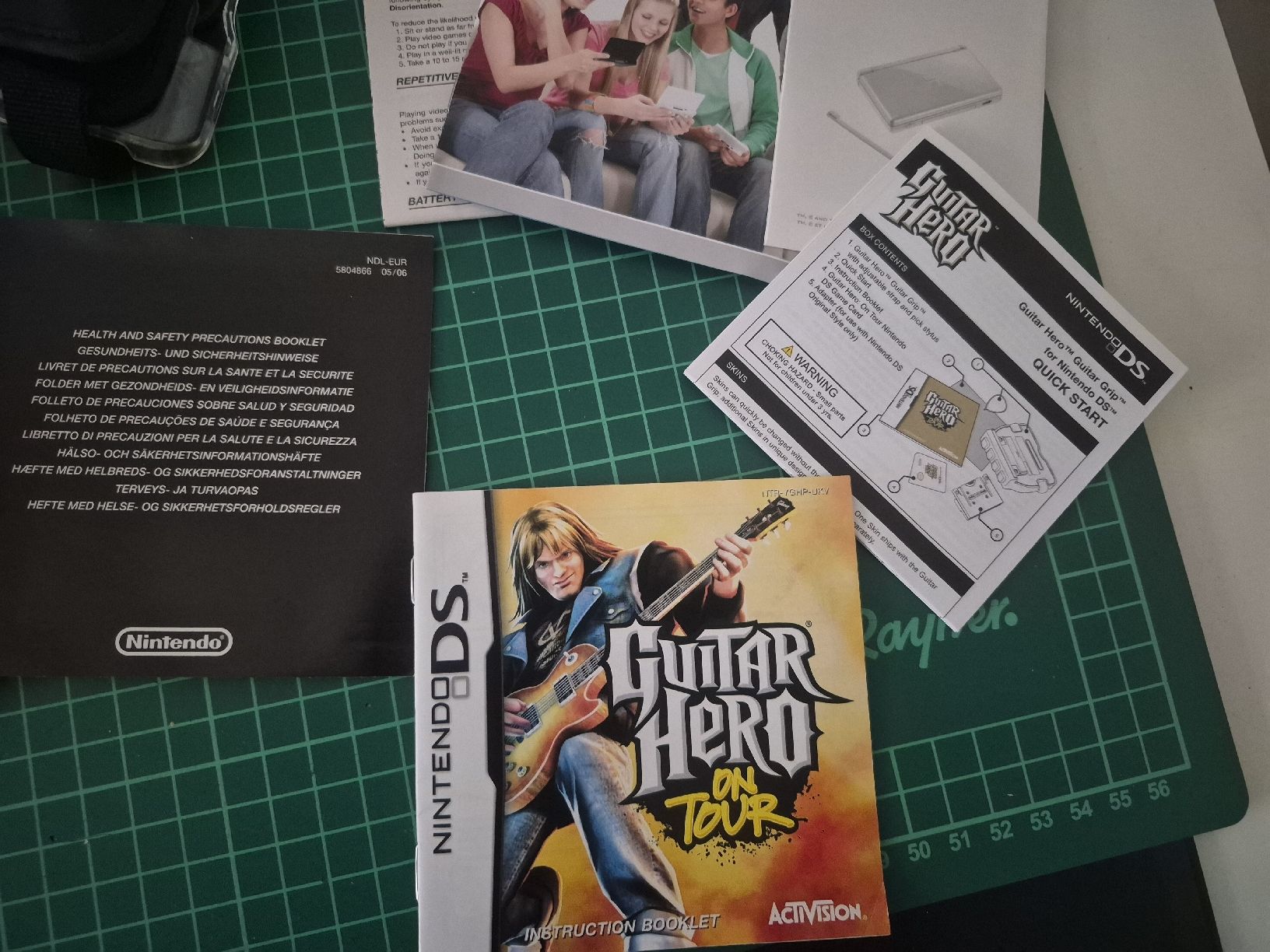Nintendo Console: Nintendo DS Lite & Guitar Hero Tour Bundle - Complete! – Nuovo (secondo la descrizione) da Meyrin venduto da Retro-GZ 4