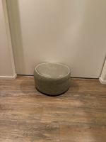Runder Hocker grau mit weisser Biese Durchmesser ca. 40cm
